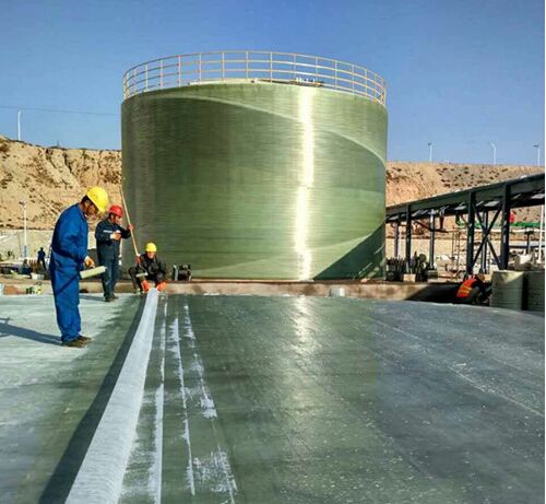 玻璃鋼儲罐施工現(xiàn)場